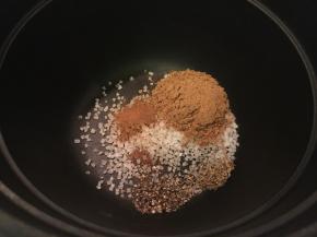 除蒜头外所有调料放锅里