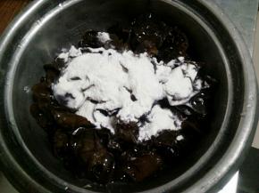 黑木耳提前泡开，里面放少许面粉