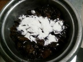 黑木耳提前泡开，里面放少许面粉