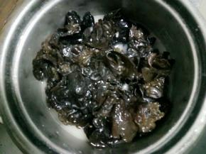 揉搓一会，就可以把黑木耳褶皱里面的脏东西清洗干净