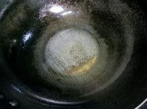 锅烧热放入稍多一点的油