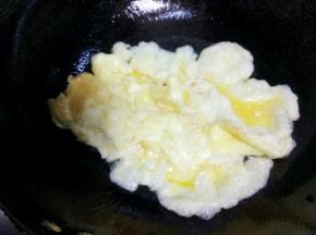 把鸡蛋液放进去，成型后铲出待用