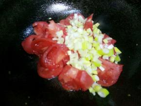 用余油炒西红柿葱花