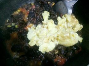 快好的时候放入鸡蛋，翻炒几下，关火