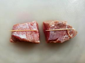 牛肉先切成牙签长的大小方块