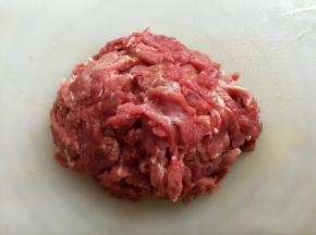 牛肉切成0.3cm厚度的肉片