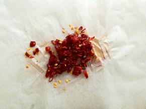 辣椒切碎备用，如果有辣椒粉更好