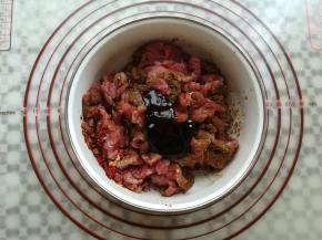 加入生抽，蚝油，芝麻油