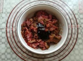 加入生抽，蚝油，芝麻油