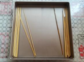 烧一壶开水，烫洗竹签消毒