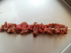 把腌好的牛肉用牙签依次串好，自己吃可以多串一些