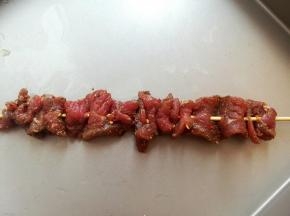 把腌好的牛肉用牙签依次串好，自己吃可以多串一些