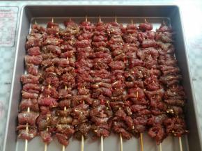 不想烤2次，串了9串刚好一个金盘的份量，如果家里人多，可以串少一点，看起来份量就多一点了