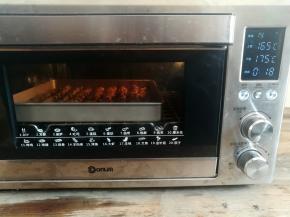 牛肉串再次放回烤箱中下层，上火165度，下火175度烤18分钟