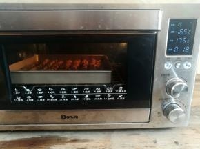 牛肉串再次放回烤箱中下层，上火165度，下火175度烤18分钟