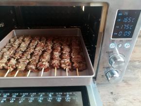 烤到中途，牛肉串取出翻面继续烤