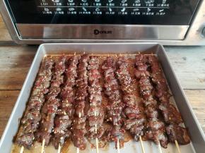 牛肉串烤熟后取出撒上适量的白芝麻