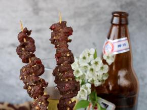 某人说牛肉串搭配啤酒，日子太美好