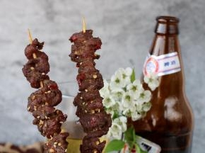 某人说牛肉串搭配啤酒，日子太美好
