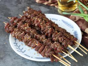 自己烤的牛肉串肉多味美，更健康