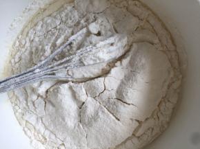 低粉过筛加入继续搅拌均匀
