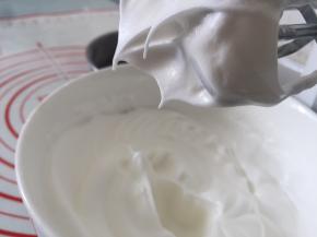 蛋清打发至出现小弯钩就可以了