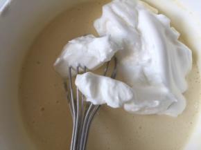 蛋清和蛋黄糊混合均匀