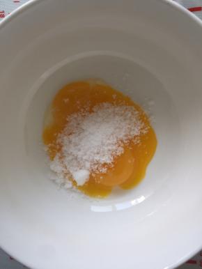蛋黄中放入20克糖搅拌均匀