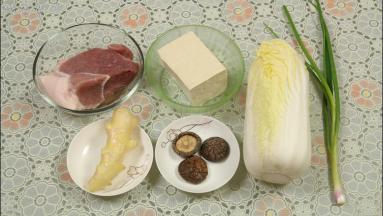 准备的材料有：猪肉、老豆腐、娃娃菜、葱、香菇、姜。