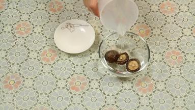 用温水泡发香菇。