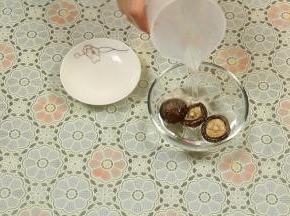 用温水泡发香菇。