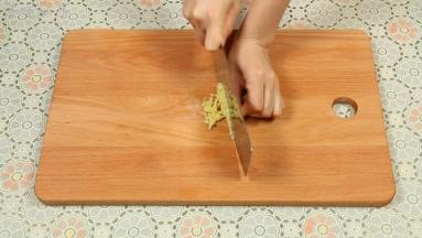 姜切成丝切碎。