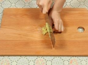 姜切成丝切碎。