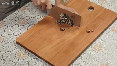 泡发好的香菇清洗干净，切去根部，然后切成香菇粒。