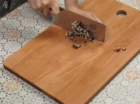 泡发好的香菇清洗干净，切去根部，然后切成香菇粒。