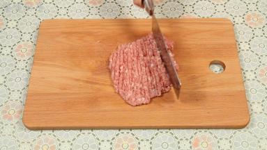 上头去皮，剩下的肥瘦肉清洗干净，多层肉末。