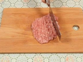 上头去皮，剩下的肥瘦肉清洗干净，多层肉末。