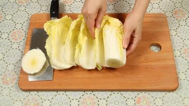 娃娃菜掰成一片片，清洗干净。