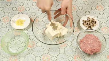 将豆腐放入一个大碗里，用勺子背面压成豆腐泥，肉末跟豆腐的比例为1:1。