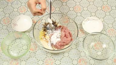 豆腐弄碎后，加入肉末、香菇、姜.