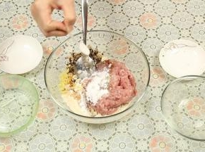 豆腐弄碎后，加入肉末、香菇、姜.