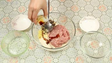 倒入适量的生抽、盐、鸡粉、生粉调味。