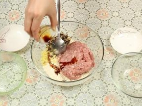倒入适量的生抽、盐、鸡粉、生粉调味。