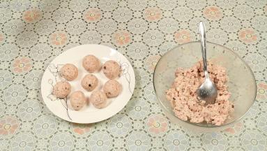 拌好后取一小团放手心，双手来回摔打，团成一个个紧实、表面光滑的丸子