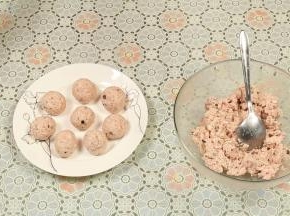 拌好后取一小团放手心，双手来回摔打，团成一个个紧实、表面光滑的丸子