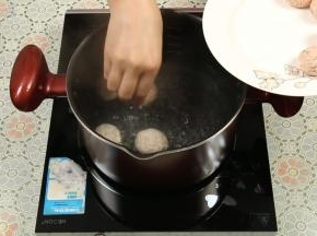 锅里水烧到大概80度左右，把丸子一个个放入，用中火继续煮开。