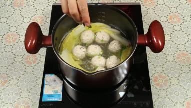 撒上葱花，轻微拌匀。