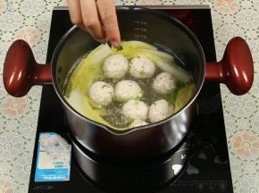 撒上葱花，轻微拌匀。