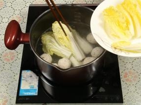 煮到丸子浮起时，加入娃娃菜