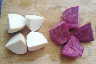 先做紫薯芋泥馅：大芋头一个，大个紫薯一个洗净去皮，切小块放入蒸锅蒸熟；